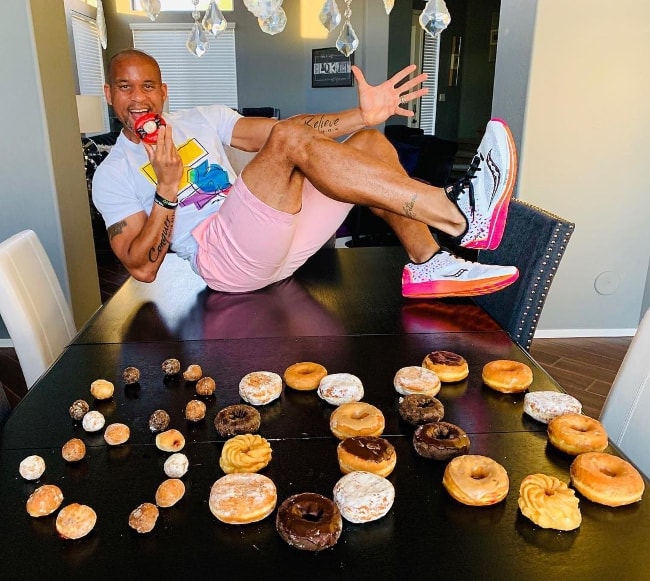 Shaun T celebrating his 800k followers on Instagram in December 2018