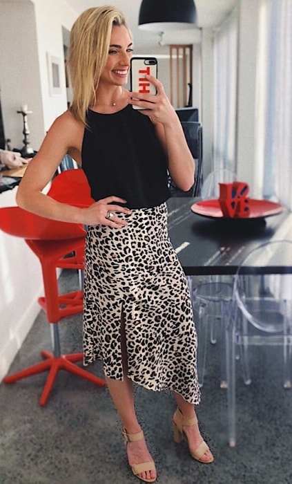Lauren Hannaford in a mirror selfie in November 2018