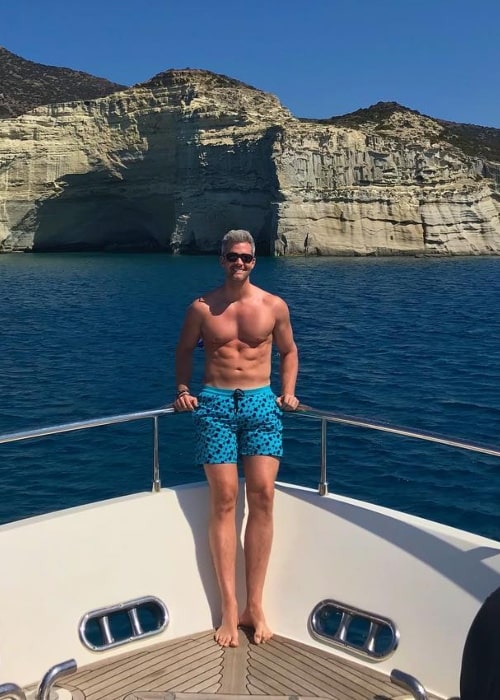 Ryan Serhant posing shirtless in Mílos, Kikladhes, Greece in September 2018